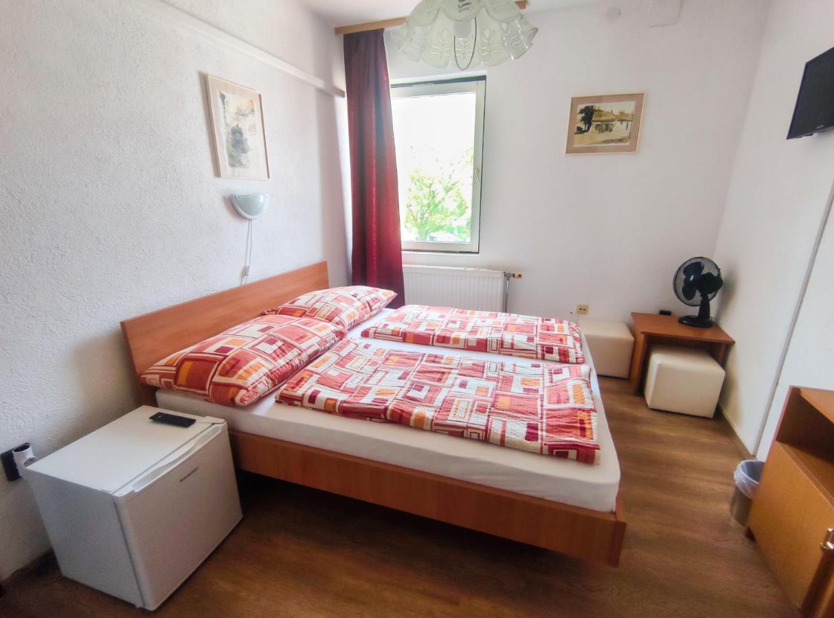 Viktoria Panzio Zamardi Hotel Bagian luar foto