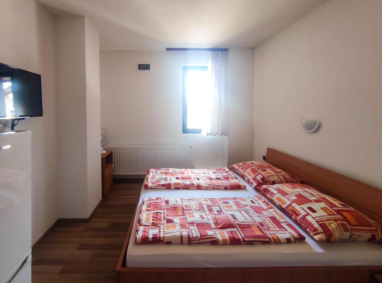Viktoria Panzio Zamardi Hotel Bagian luar foto