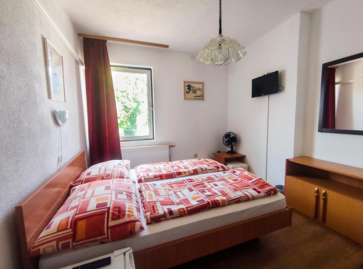 Viktoria Panzio Zamardi Hotel Bagian luar foto