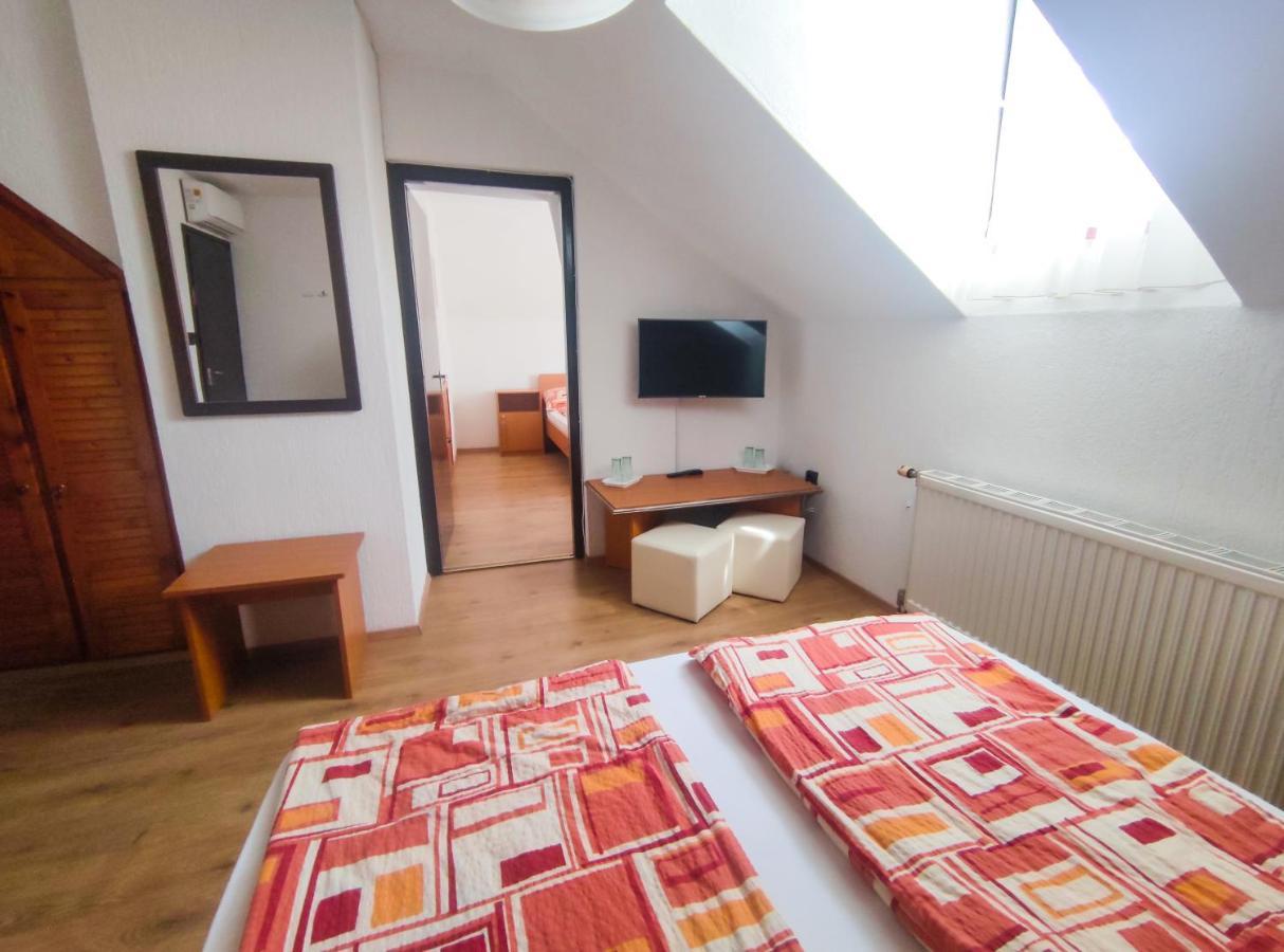 Viktoria Panzio Zamardi Hotel Bagian luar foto