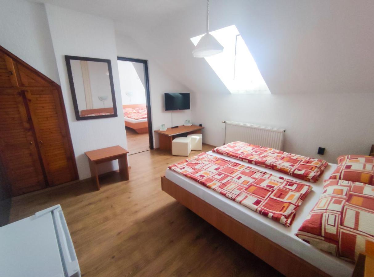 Viktoria Panzio Zamardi Hotel Bagian luar foto
