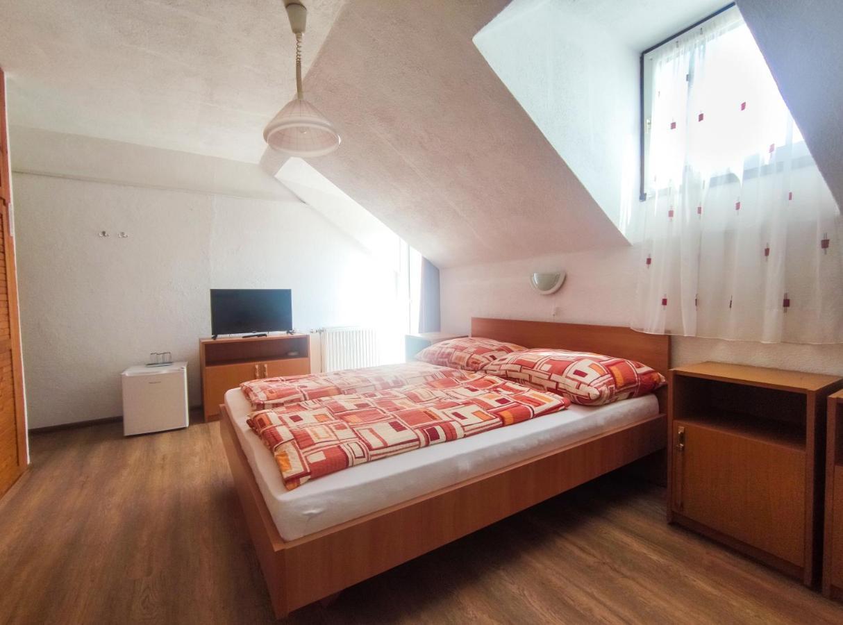 Viktoria Panzio Zamardi Hotel Bagian luar foto