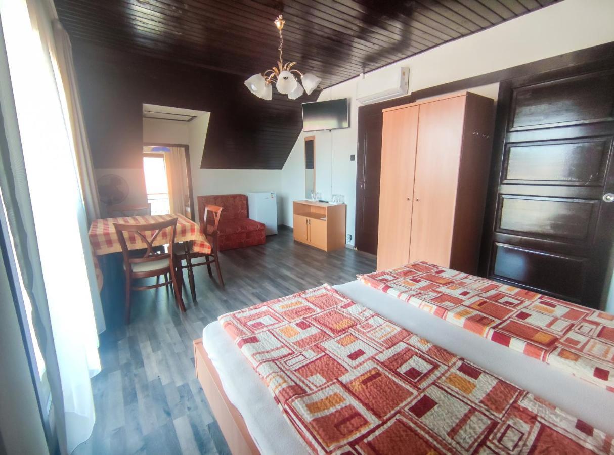 Viktoria Panzio Zamardi Hotel Bagian luar foto