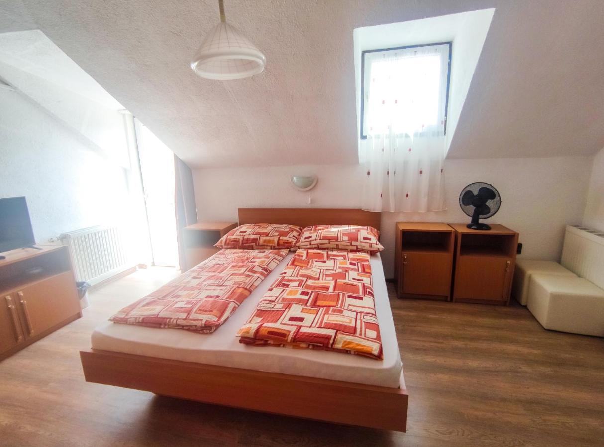 Viktoria Panzio Zamardi Hotel Bagian luar foto