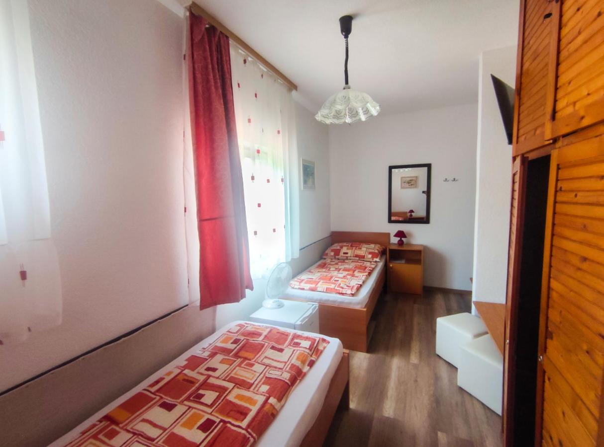 Viktoria Panzio Zamardi Hotel Bagian luar foto