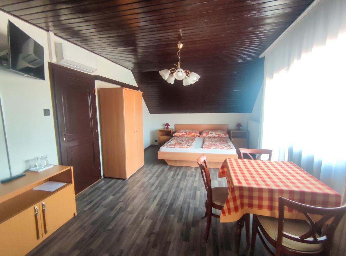 Viktoria Panzio Zamardi Hotel Bagian luar foto