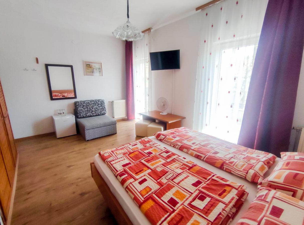 Viktoria Panzio Zamardi Hotel Bagian luar foto