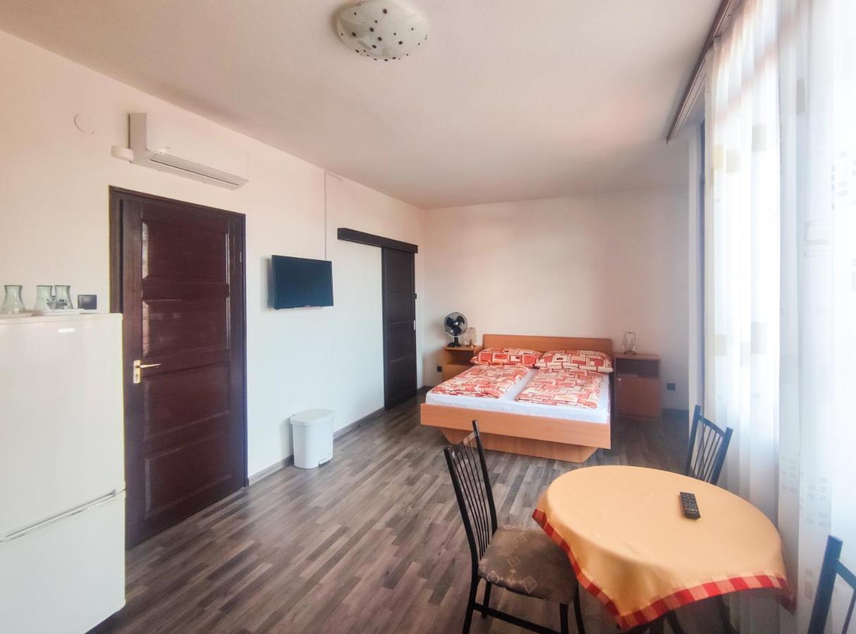 Viktoria Panzio Zamardi Hotel Bagian luar foto
