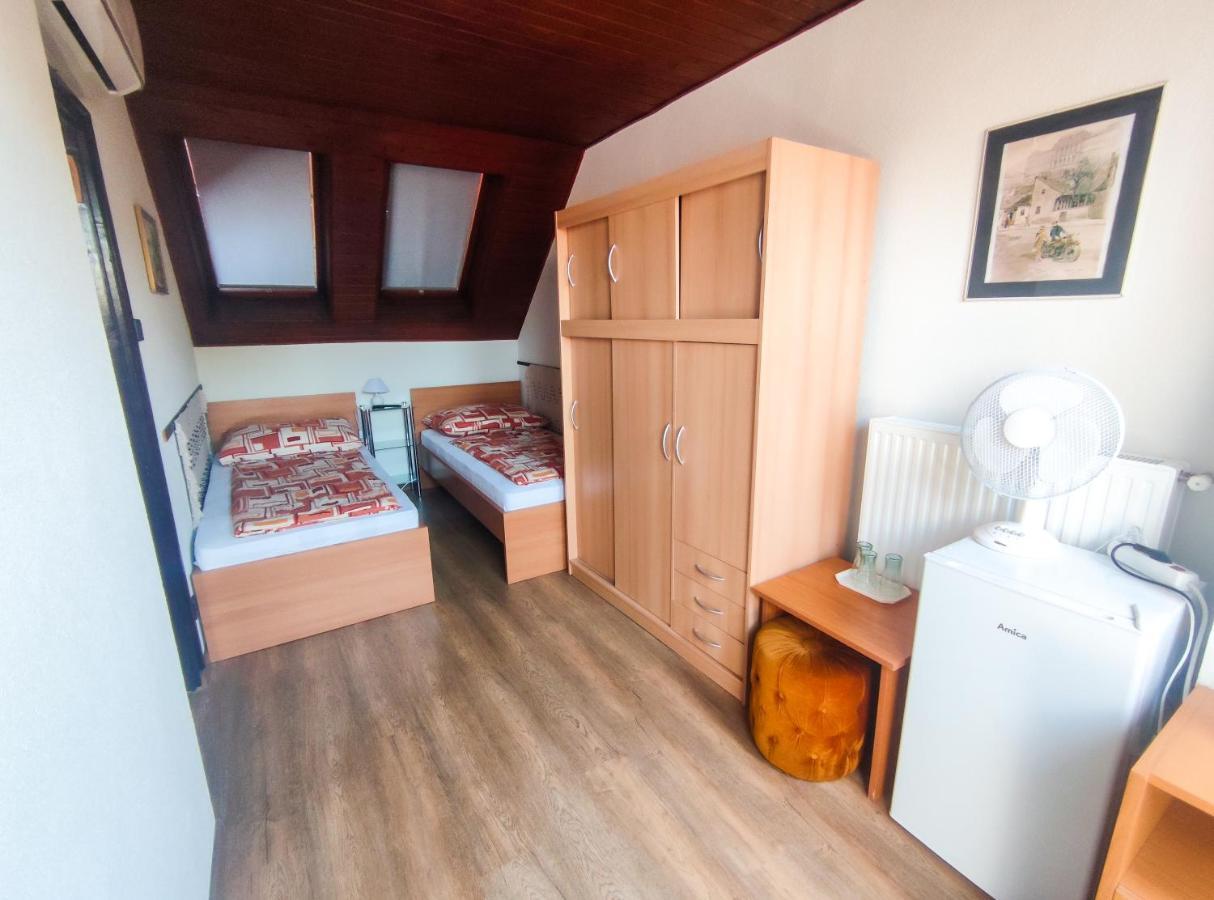 Viktoria Panzio Zamardi Hotel Bagian luar foto