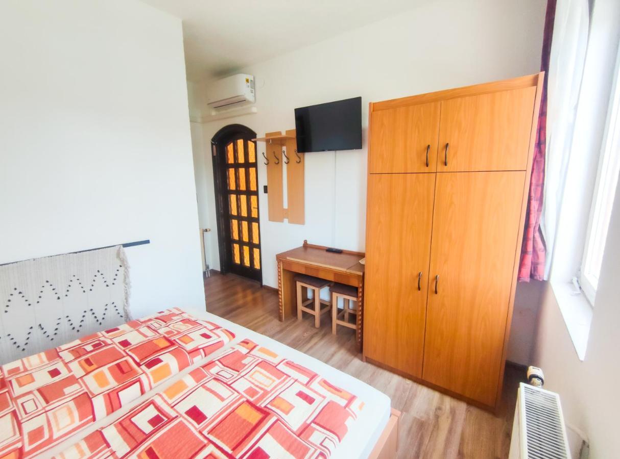 Viktoria Panzio Zamardi Hotel Bagian luar foto